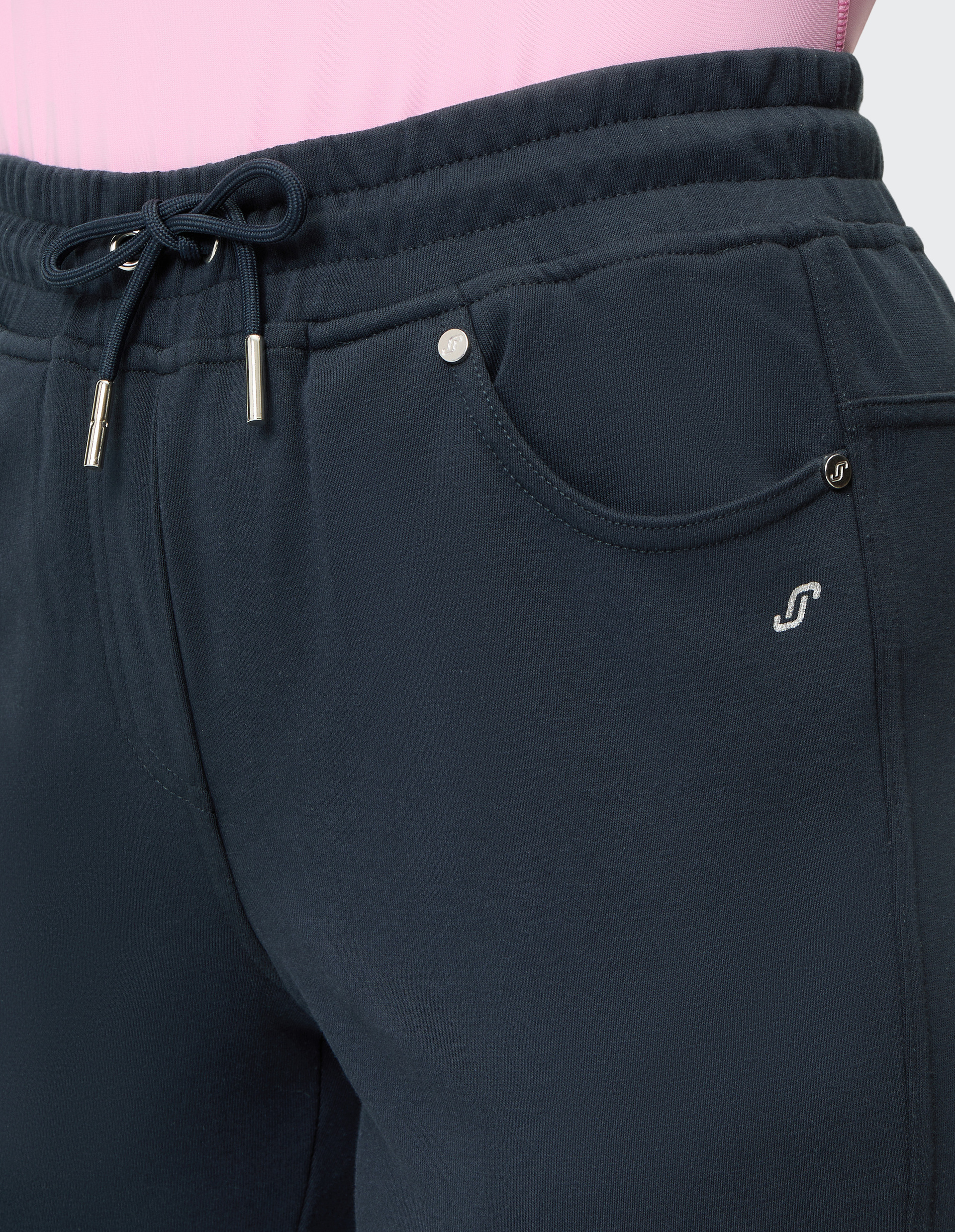 Schwarze, knielange Jogginghose mit Taschen und Kordelzug am elastischen Bund, ideal für sportliche Aktivitäten und Freizeit.