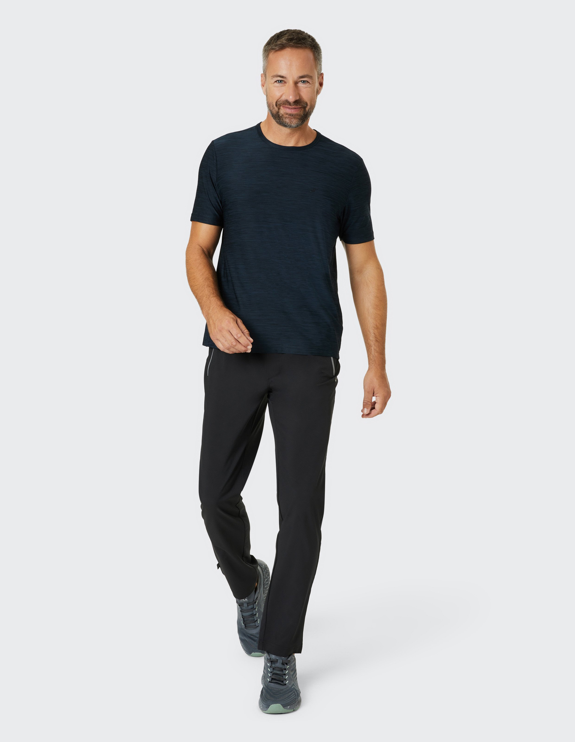 Dunkelblaues T-Shirt mit Rundhalsausschnitt und dezentem Logo, aus leicht meliertem Stoff, schlicht und sportlich im Design.