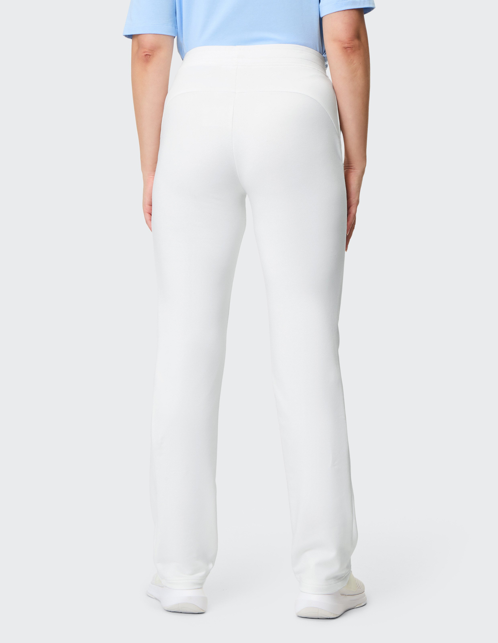 Weiße, schlichte Damenhose in gerade geschnittener Form aus glattem Stoff, geeignet für lässige Anlässe oder sportliche Aktivitäten.