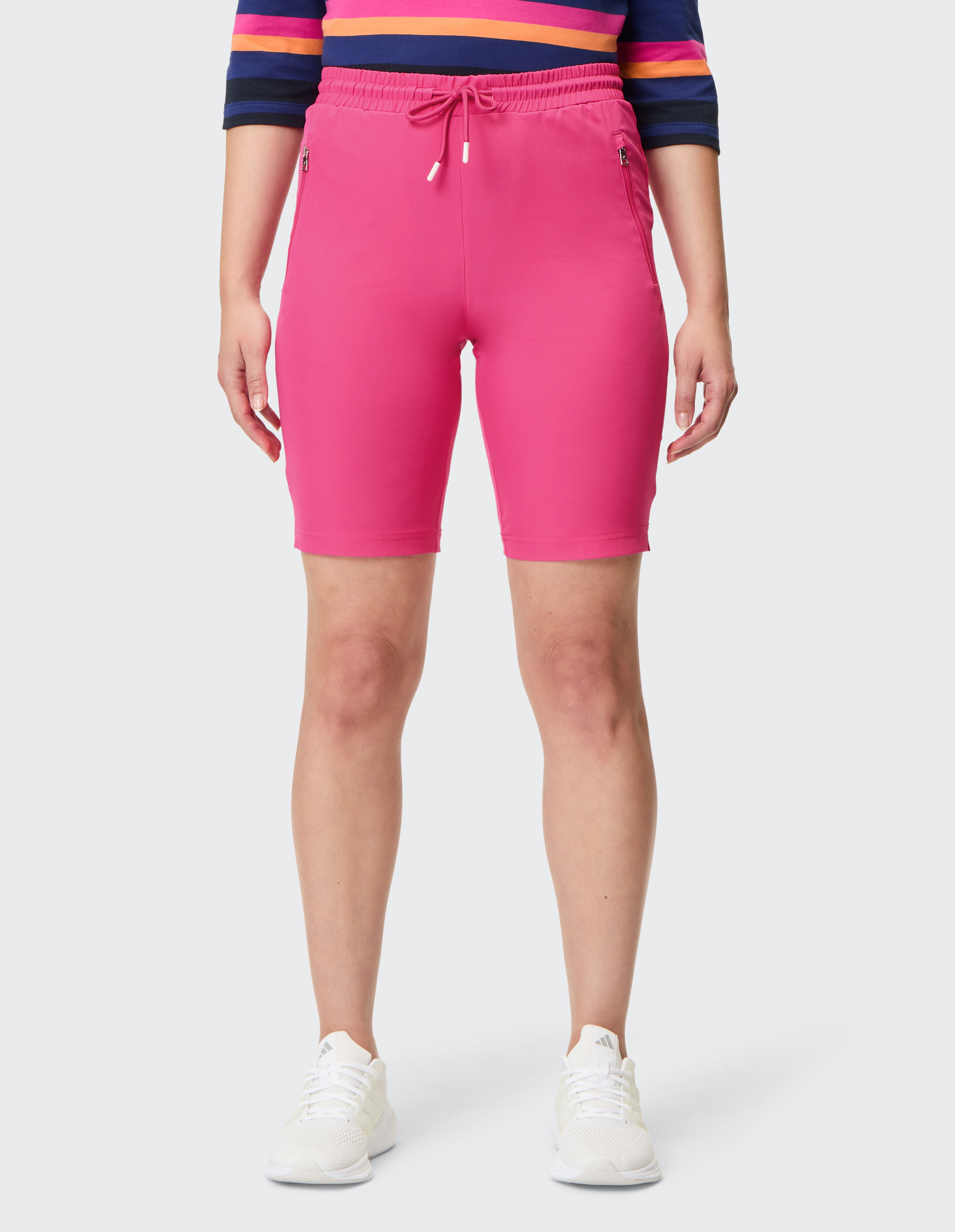 Eine leuchtend pinke Bermuda-Shorts mit elastischem Bund und Kordelzug, ausgestattet mit zwei seitlichen Reißverschlusstaschen.
