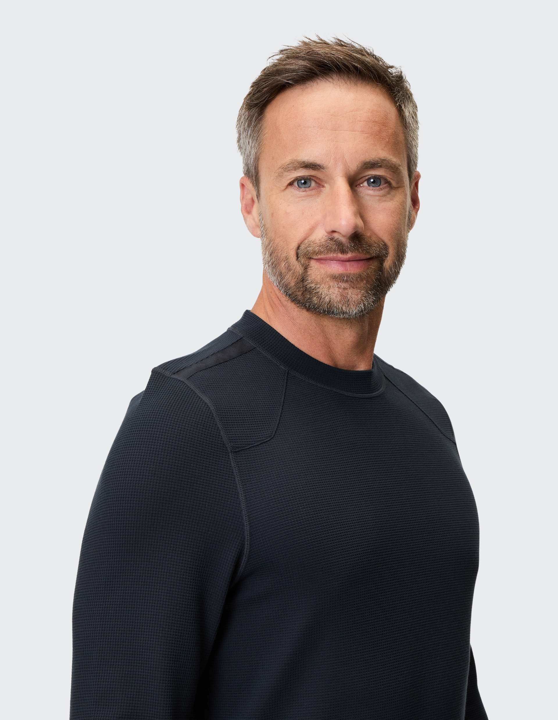 Dunkelblauer Pullover mit Rundhalsausschnitt und langen Ärmeln, gerippten Bündchen und schlichtem, elegantem Design.