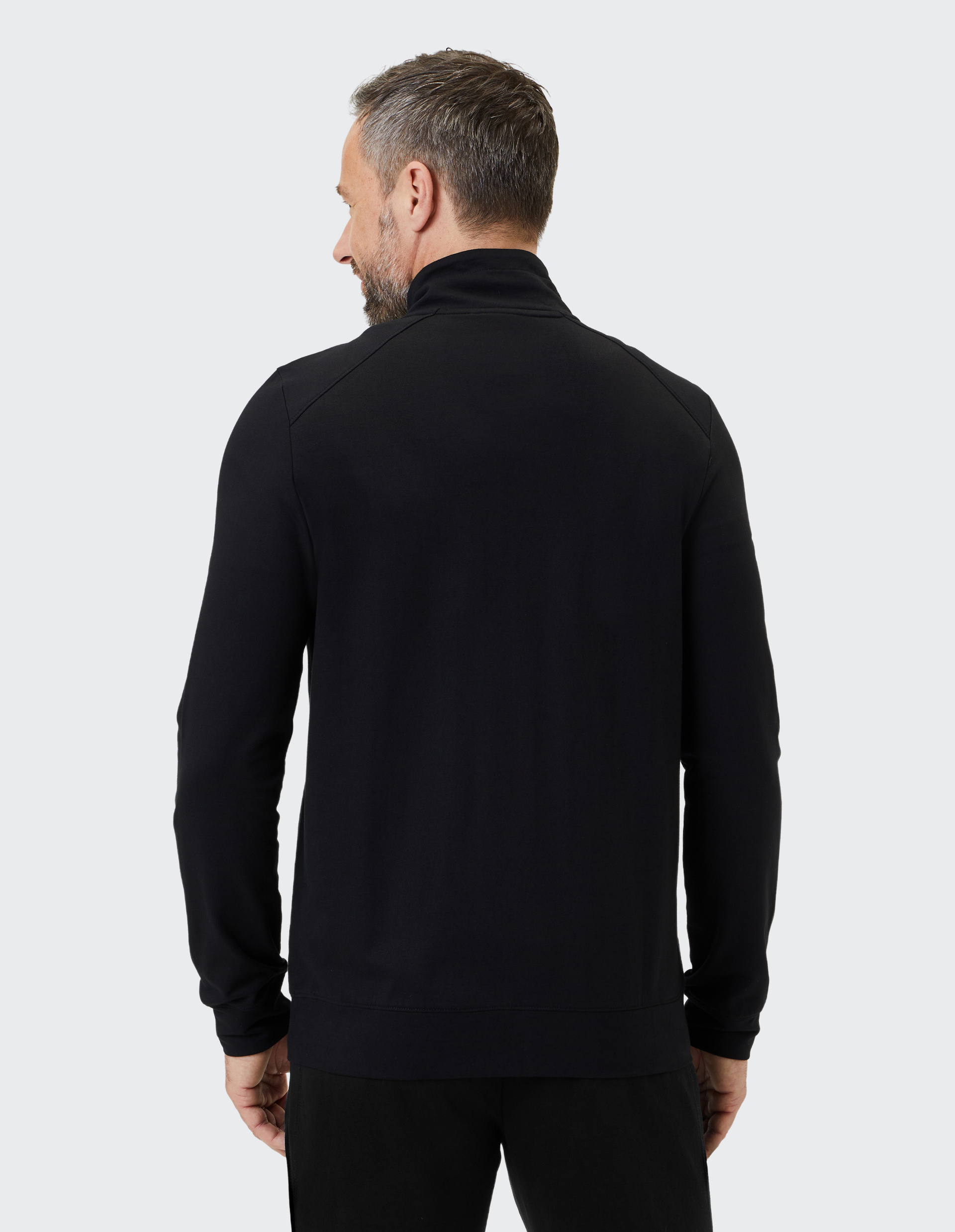 Schwarze Trainingsjacke mit hohem Kragen, durchgehendem Reißverschluss und zwei Reißverschlusstaschen, schlichtes Design.