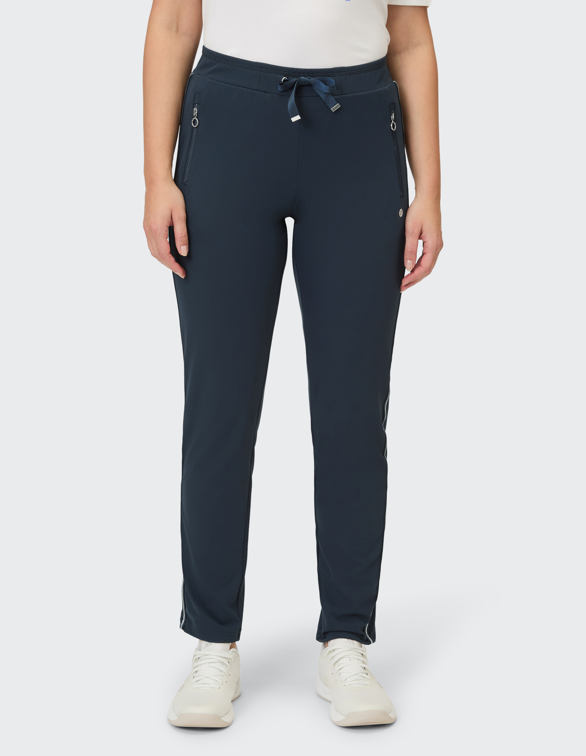 Dunkelblaue Sporthosen mit Kordelzug und Reißverschlusstaschen sowie Streifen an den Seiten.