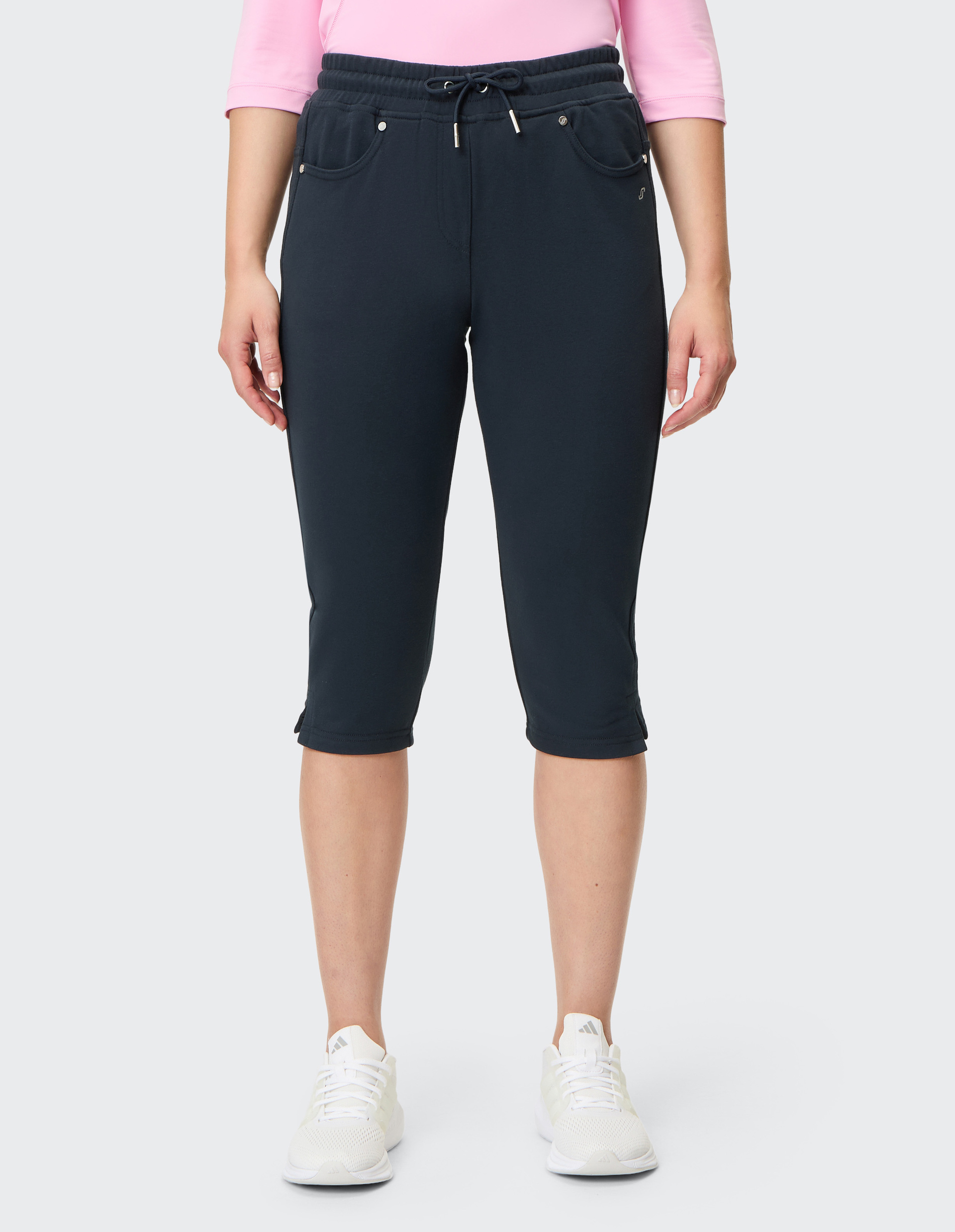 Schwarze, knielange Jogginghose mit Taschen und Kordelzug am elastischen Bund, ideal für sportliche Aktivitäten und Freizeit.