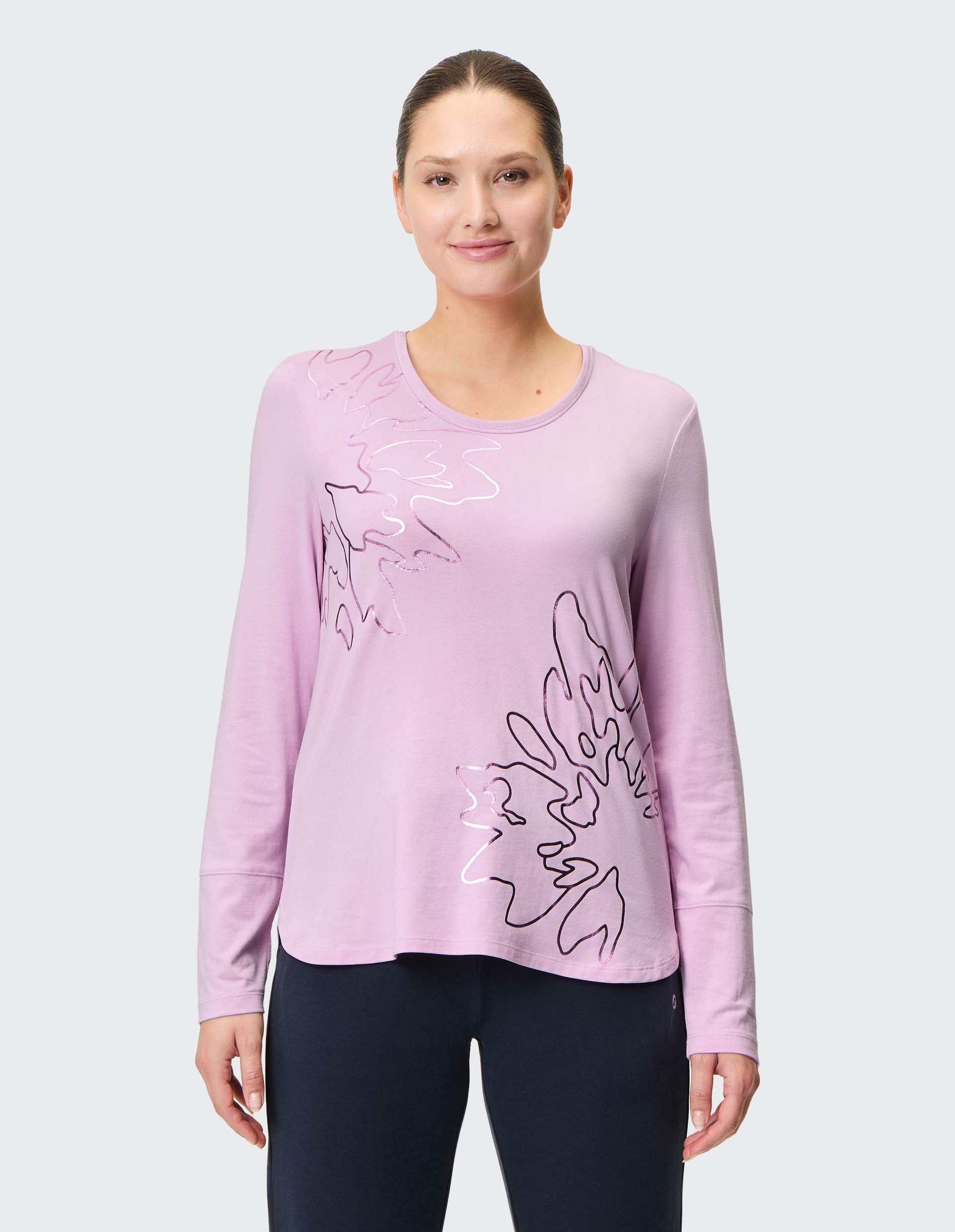 Langarmshirt in zartem Rosa mit Rundhalsausschnitt und glänzenden Linien in abstrakten Formen auf der Vorderseite.