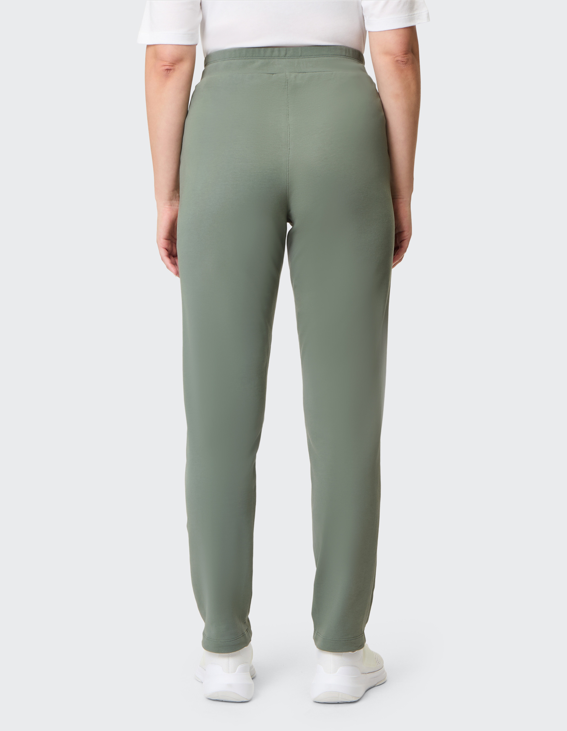 Olivegrüne Jogginghose mit elastischem Bund und Kordelzug, zwei aufgesetzten Taschen vorne und schmal geschnittenen Beinen.