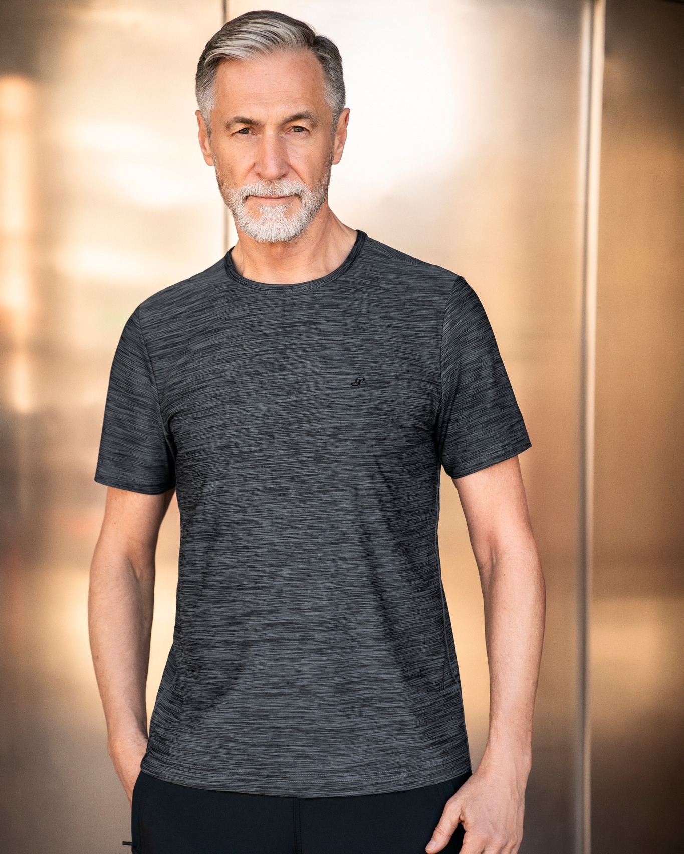 Starker Performance-Look: Funktions-Shirt Vitus mit reibungsarmen Flachnähten und angenehm glattem Stoff. 💥
Bereit für jede Bewegung!

#JOYsportswear #active #outfitinspo #WinterVibes #workout