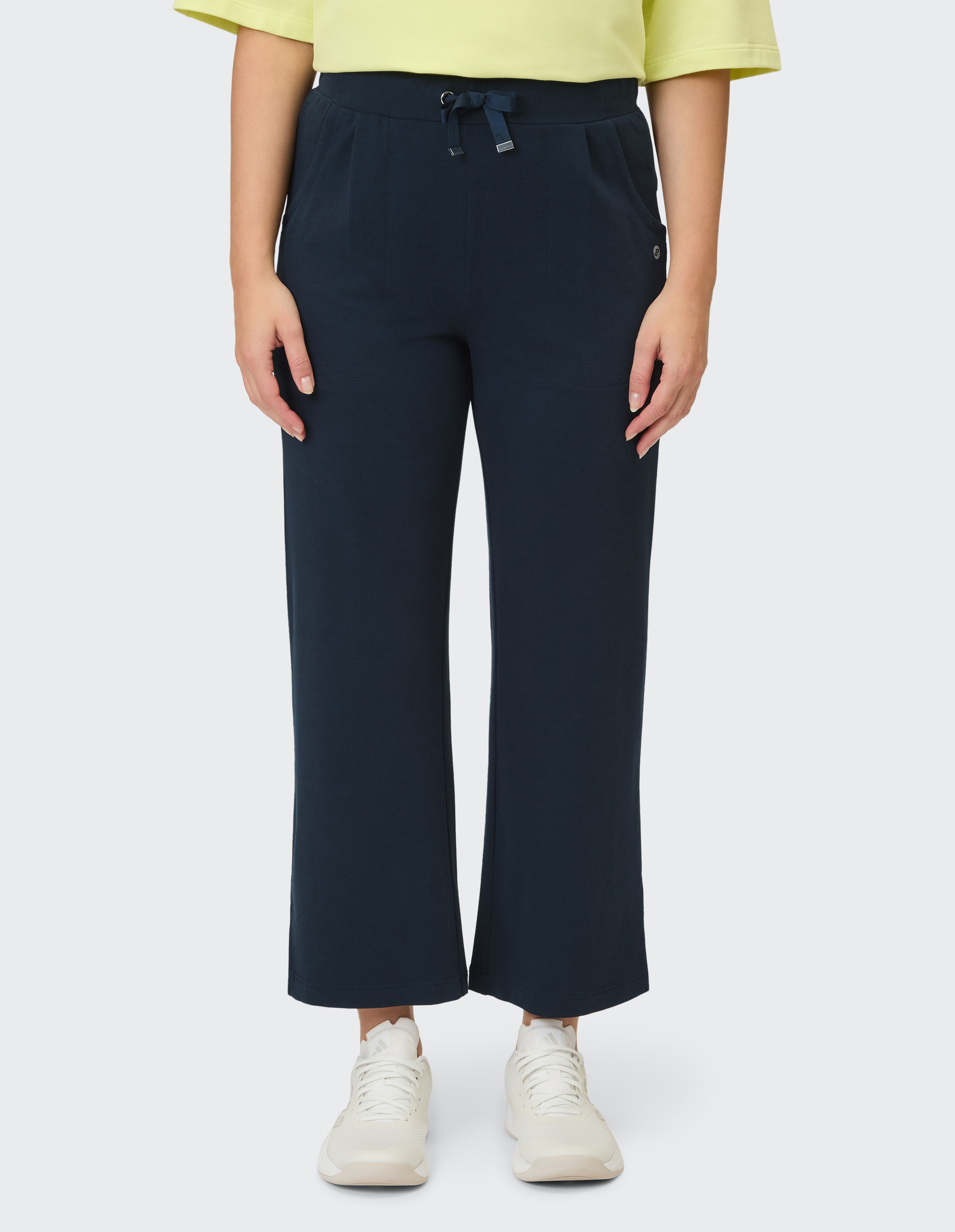 Dunkelblaue, gerade geschnittene Hose mit Kordelzug und Taschen.