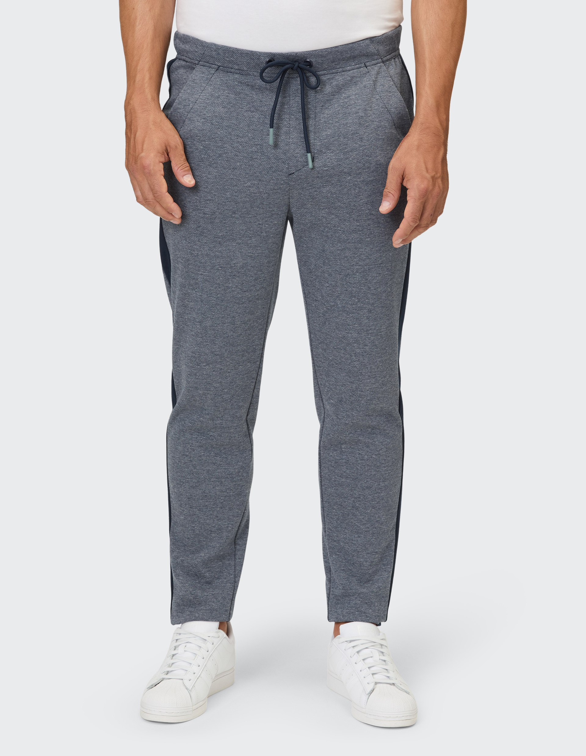 Dunkelgraue Jogginghose mit dunkelblauem Seitenstreifen und Kordelzug an der Taille.
