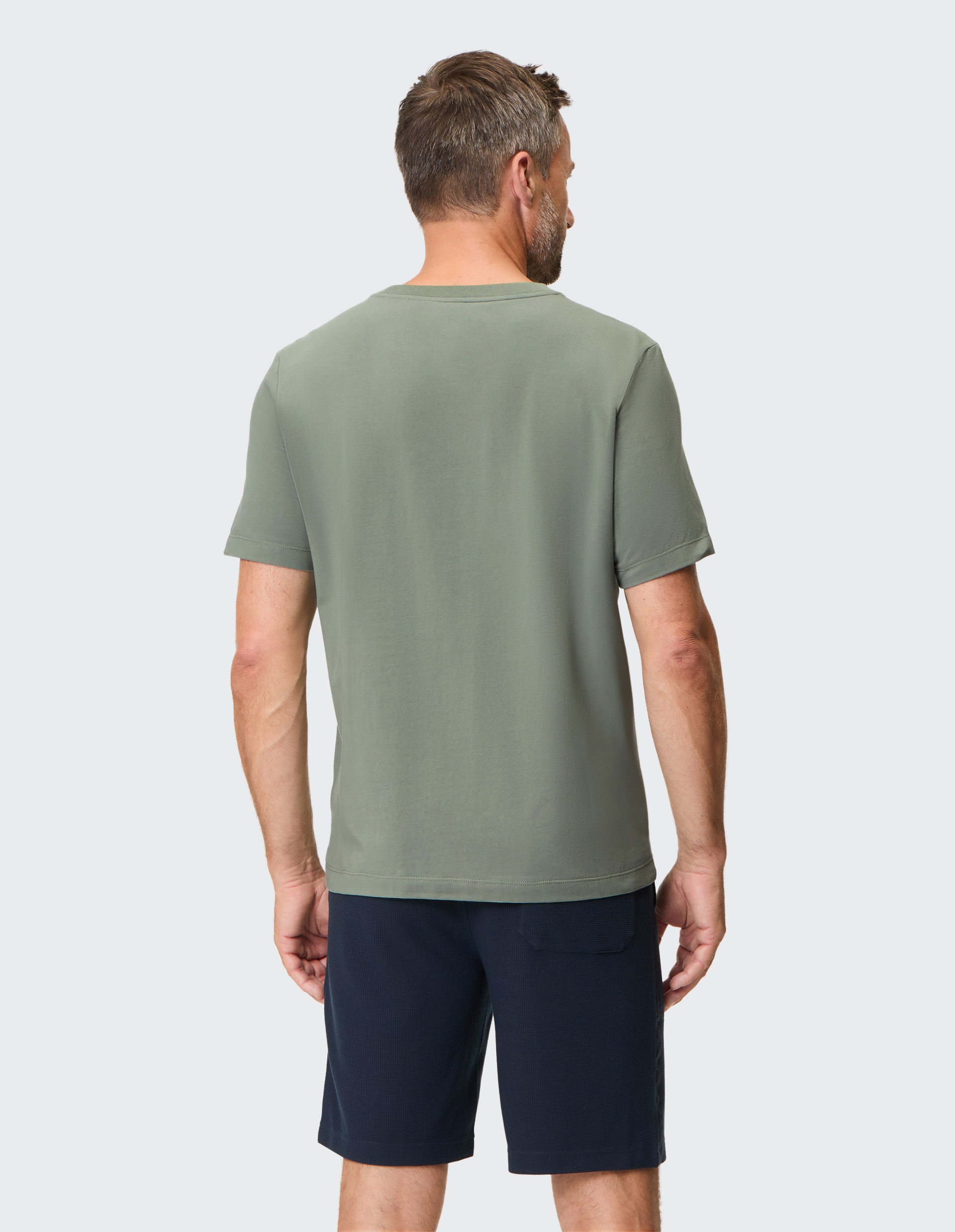 Olivgrünes T-Shirt mit Rundhalsausschnitt und stilisiertem, diagonalen Streifenmuster in Schwarz und Weiß auf der Vorderseite.