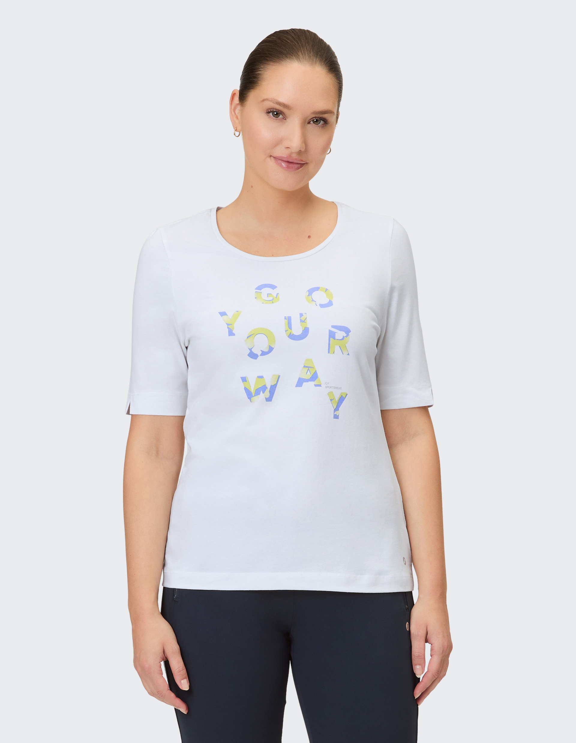 Eine weiße Damen-T-Shirt mit einem bunten Schriftzug "GO YOUR WAY" in Blau und Gelb.