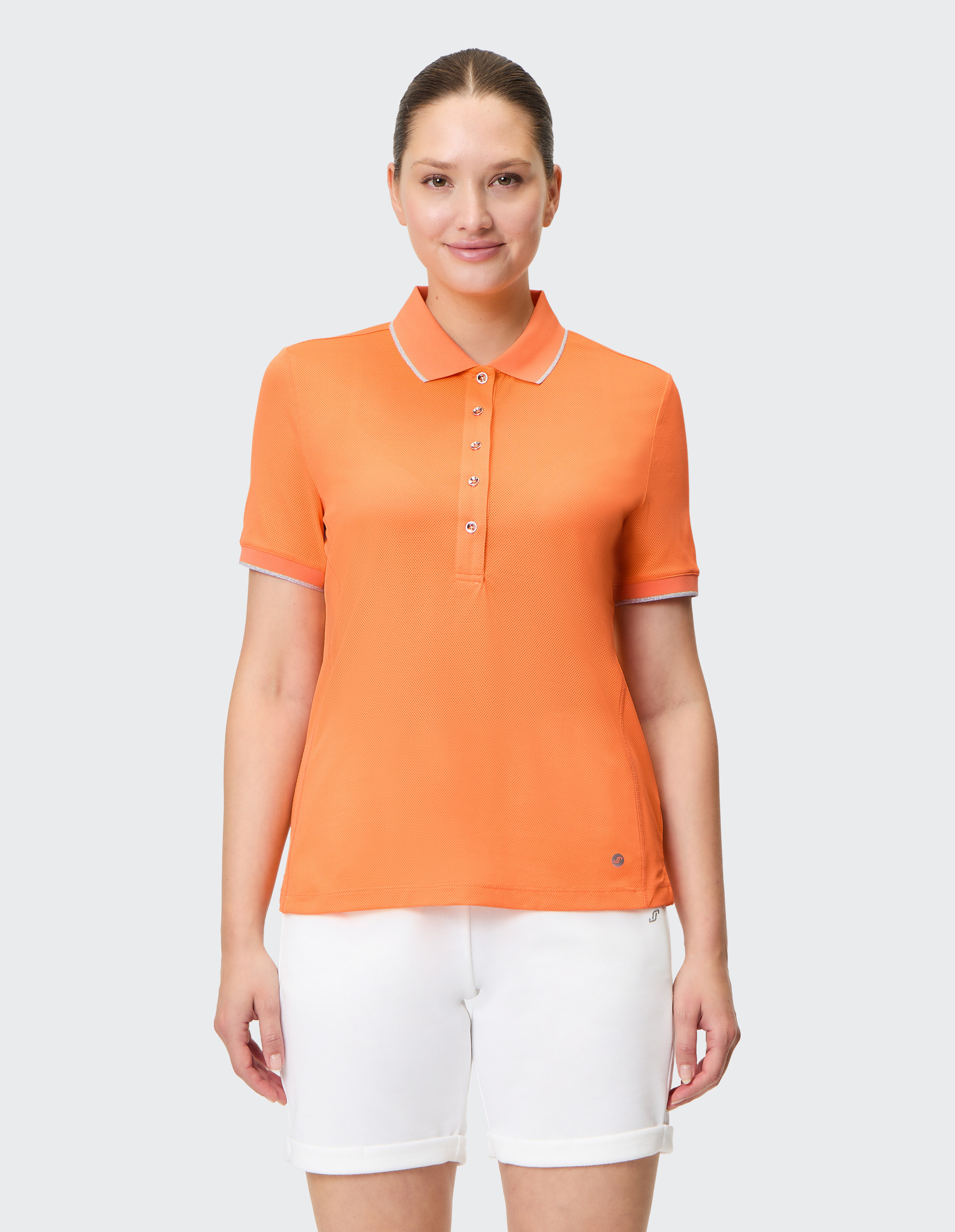 Ein oranges Poloshirt mit weißem Rand am Kragen und Ärmel, sowie einer Knopfleiste mit fünf Knöpfen, ideal für sportliche Anlässe.