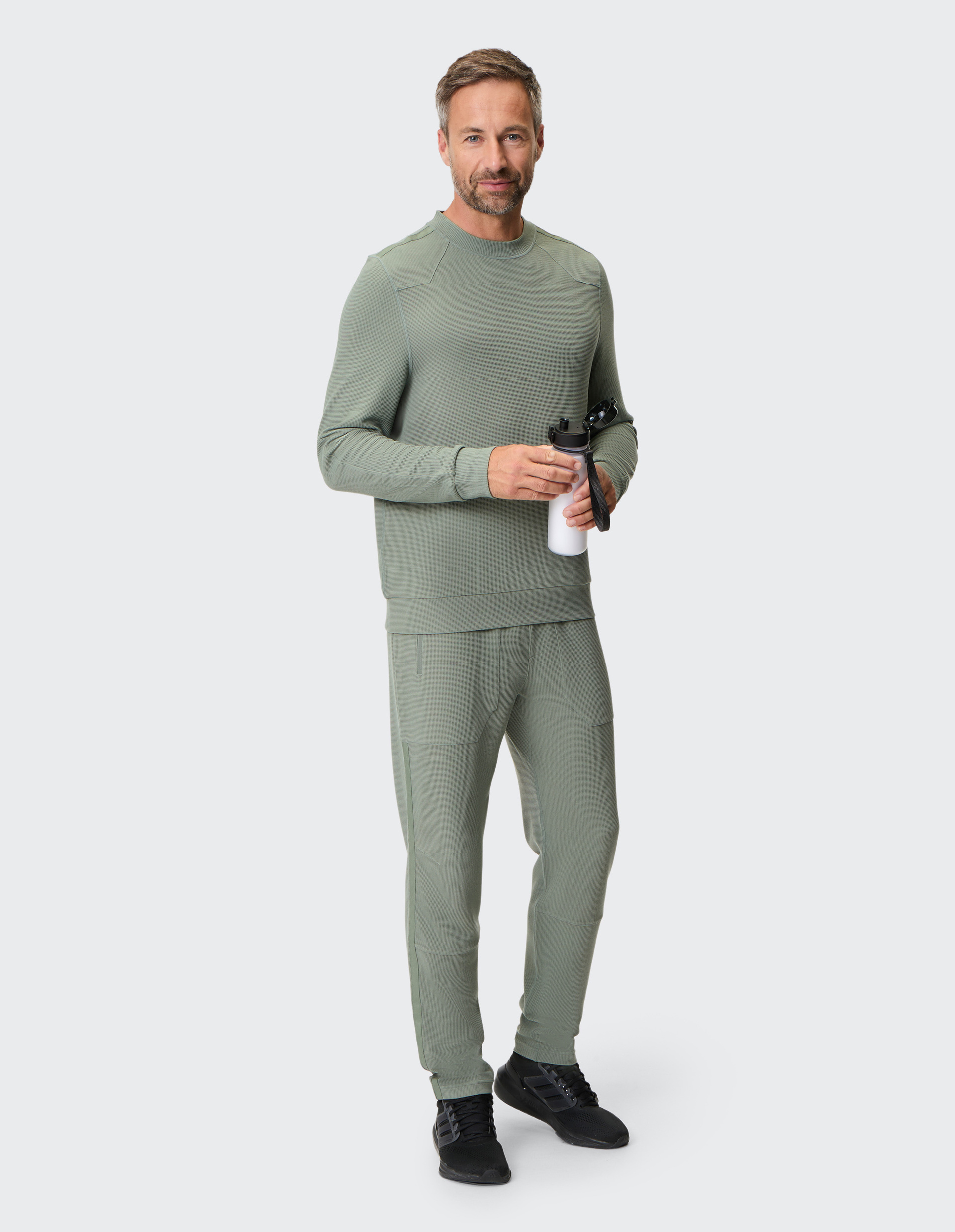 Hellgrüne Jogginghose mit Kordelzug und Seitentaschen, aus bequemen und leichten Stoff, ideal für Freizeit und Sport geeignet.