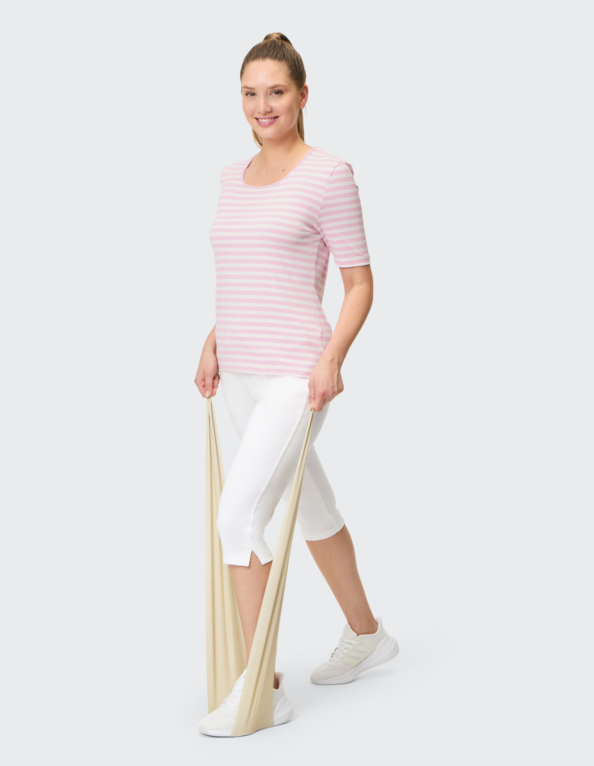 Ein Damen-T-Shirt mit kurzen Ärmeln in weiß-rosa gestreiftem Muster und rundem Halsausschnitt, aus weichem, leichtem Stoff.